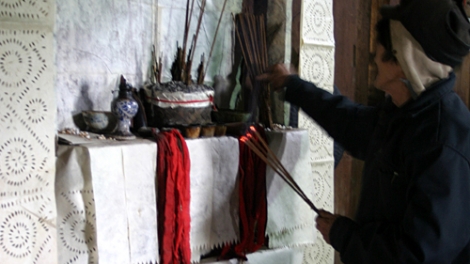 Bàn thờ "Sử ca" của người Mông