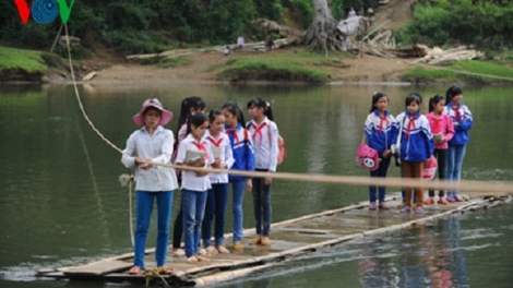 Gần 300 học sinh phải vượt suối đến trường