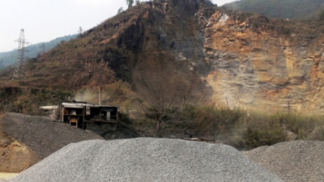 Nổ mìn khiến dân bản thấp thỏm lo âu