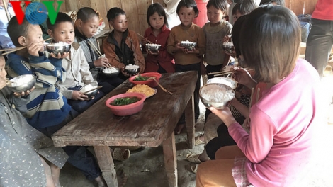 Chúng cháu được ăn bữa cơm ngon nhất trong đời...