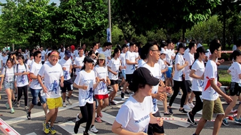 “Run to give 2017” - hơn 300 người tham gia giải chạy gây quỹ xây bếp ăn cho trẻ em nghèo