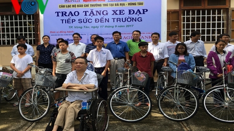 Câu lạc bộ phóng viên thường trú trao tặng xe đạp cho học sinh nghèo