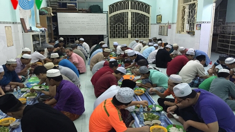 Bà con Chăm kết thúc tháng chay Ramadan
