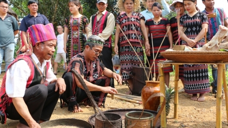 Lễ gieo hạt của đồng bào Pa-kô