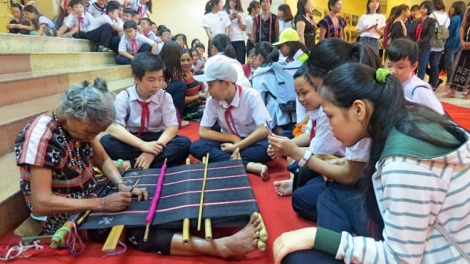 Đưa văn hóa Cơ-tu vào giảng dạy trong trường học