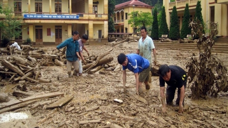 Mù Cang Chải sau lũ: Trắng đêm phá đá, dọn bùn