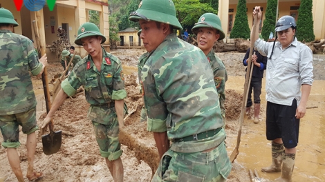 Chia ngọt sẻ bùi với bà con vùng lũ