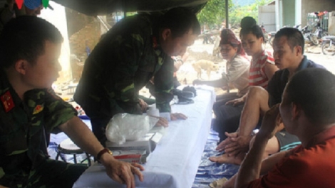 Tăng cường Quân y chăm sóc sức khỏe người dân vùng lũ Mường La