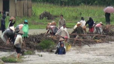 Vớt củi trên suối, 1 người bị lũ cuốn trôi