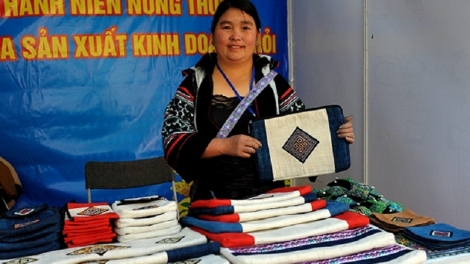 Khởi nghiệp bằng hàng thổ cẩm truyền thống