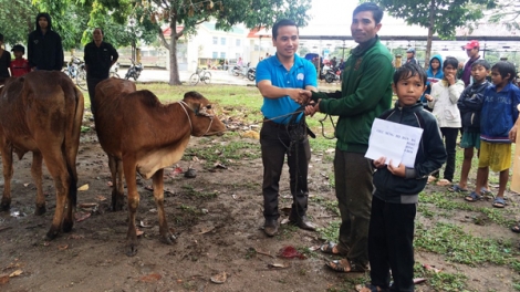 Chăm lo Tết cho bà con vùng sâu vùng xa