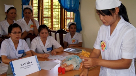 Na Rì coi trọng việc nâng cao trình độ cho thầy thuốc