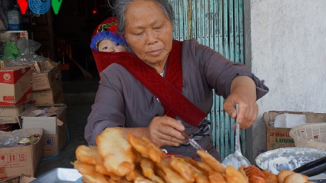 Những người mẹ nuôi con trên lưng