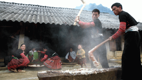 Người Mông làm bánh dày