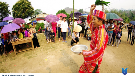 Người Thái cầu mưa vào giờ rồng