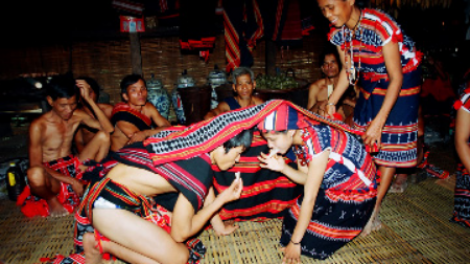 Chàng trai Cơ tu chỉ được phép mang quà cưới là thú 4 chân
