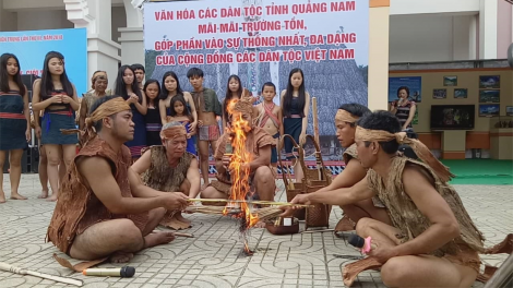 Người Cơ tu dùng lửa và cây đót chọn đất lập làng