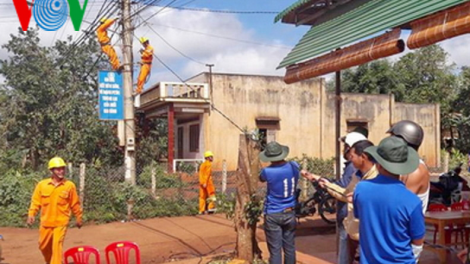 Thanh niên ngành điện Đắc Lắc chung tay thắp sáng đường quê