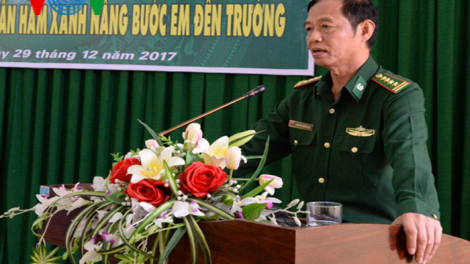 Đắc Lắc tuyên dương chiến sĩ quân hàm xanh "Nâng bước em đến trường"