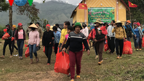 Đoàn Thanh niên VOV Tây Nguyên tặng quà tết tại buôn căn cứ cách mạng