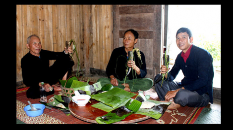 Người La Chí uống rượu bằng sừng trâu