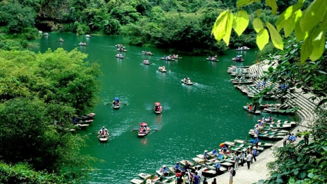 Lên thuyền du ngoạn Tràng An