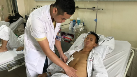 Chàng trai Mông cần 40 triệu đồng điều trị nhiễm trùng vết mổ