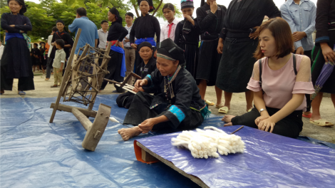 Con chó dẫn đường người La Chí về "thế giới tổ tiên"
