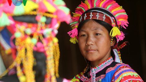 Ngày cưới, mẹ chồng người La hủ xoa nắm gạo vào lưng con dâu
