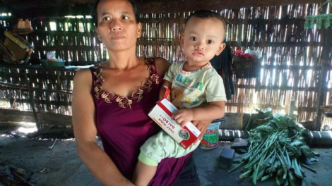 Cháu bé Cơ tu mồ côi khát sữa