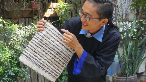 Nghệ thuật vẽ sáp ong trên vải lanh của người Mông
