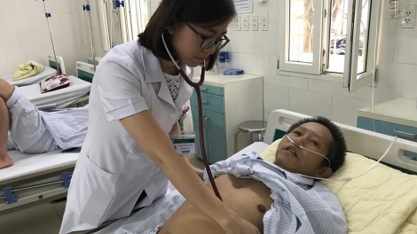 Người cha 8 đứa con mong đủ tiền vượt qua cửa tử