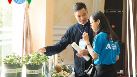 Chàng trai mồ côi vươn lên từ chăn nuôi dế