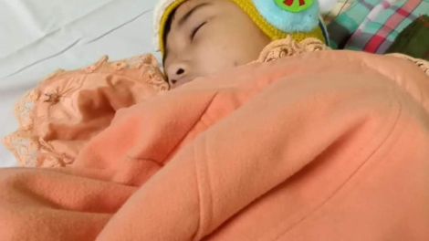 Cậu bé 10 tuổi vật vã với những cơn đau