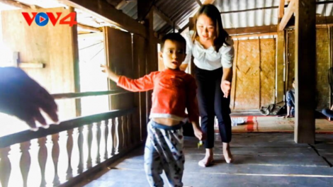 Giúp cháu bé người Tày bị chứng bại não