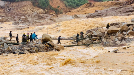 Hướng về đồng bào vùng thiên tai, sụt lở núi