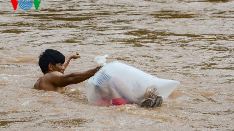 Người dân  Điện Biên không còn lo chui túi ni lông qua suối