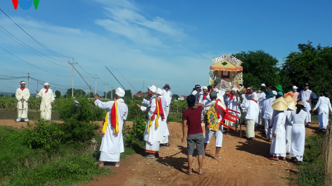 Người Chăm có nhiều đổi mới trong việc cưới, việc tang