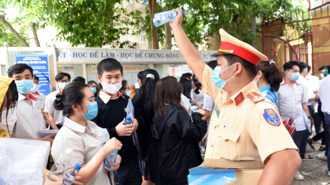 CSGT đón nam sinh ngủ quên mặc quần đùi đi thi- chuyện hy hữu