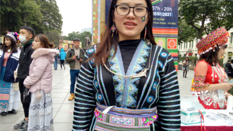 Chàng rể Mông trắng giã bánh dày tặng họ nhà gái