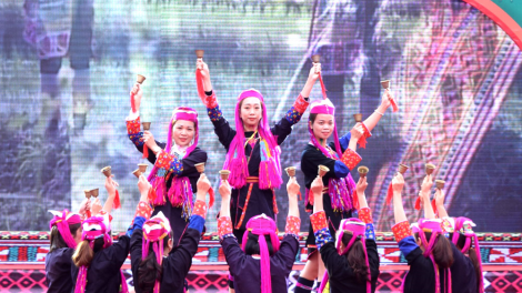 Diễn xướng dân gian trong Lễ hội Bàn Vương