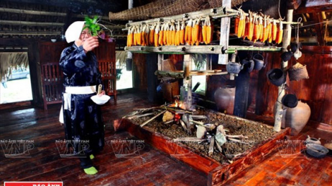 Vào nhà người Mường chớ động bếp thiêng