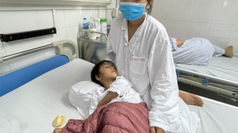 Giúp bé gái dân tộc Tày mắc u ổ bụng