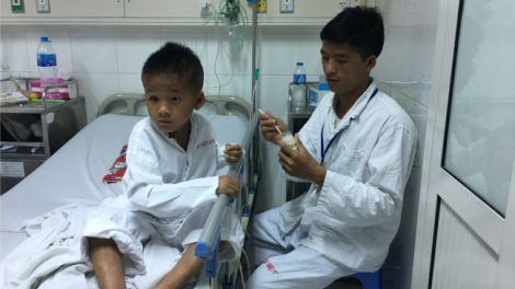 Giúp cháu bé người Mông mắc chứng suy thận