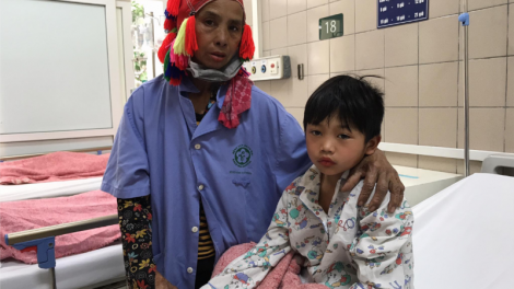Bị ngộ độc nấm, gia đình người Dao nghèo lao đao