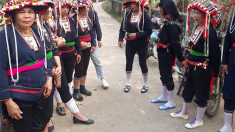 Người Dao Nga Hoàng hát thơ trong đám ma