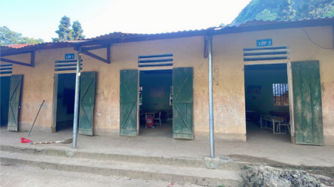 Giông lốc tốc mái điểm trường Lũng Chinh
