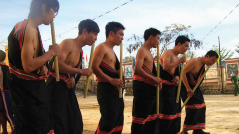 Thổi đinh tút, nam giới người Giẻ Triêng phải mặc trang phục phụ nữ