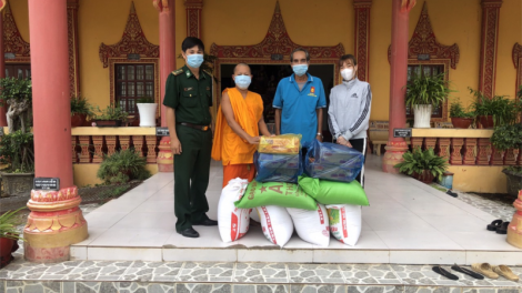 Sóc Trăng: Chăm lo hộ gia đình Khmer nghèo đang thực hiện giãn cách xã hội