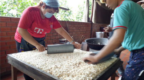 Trải nghiệm nghề làm cốm chà bông ở miền Tây